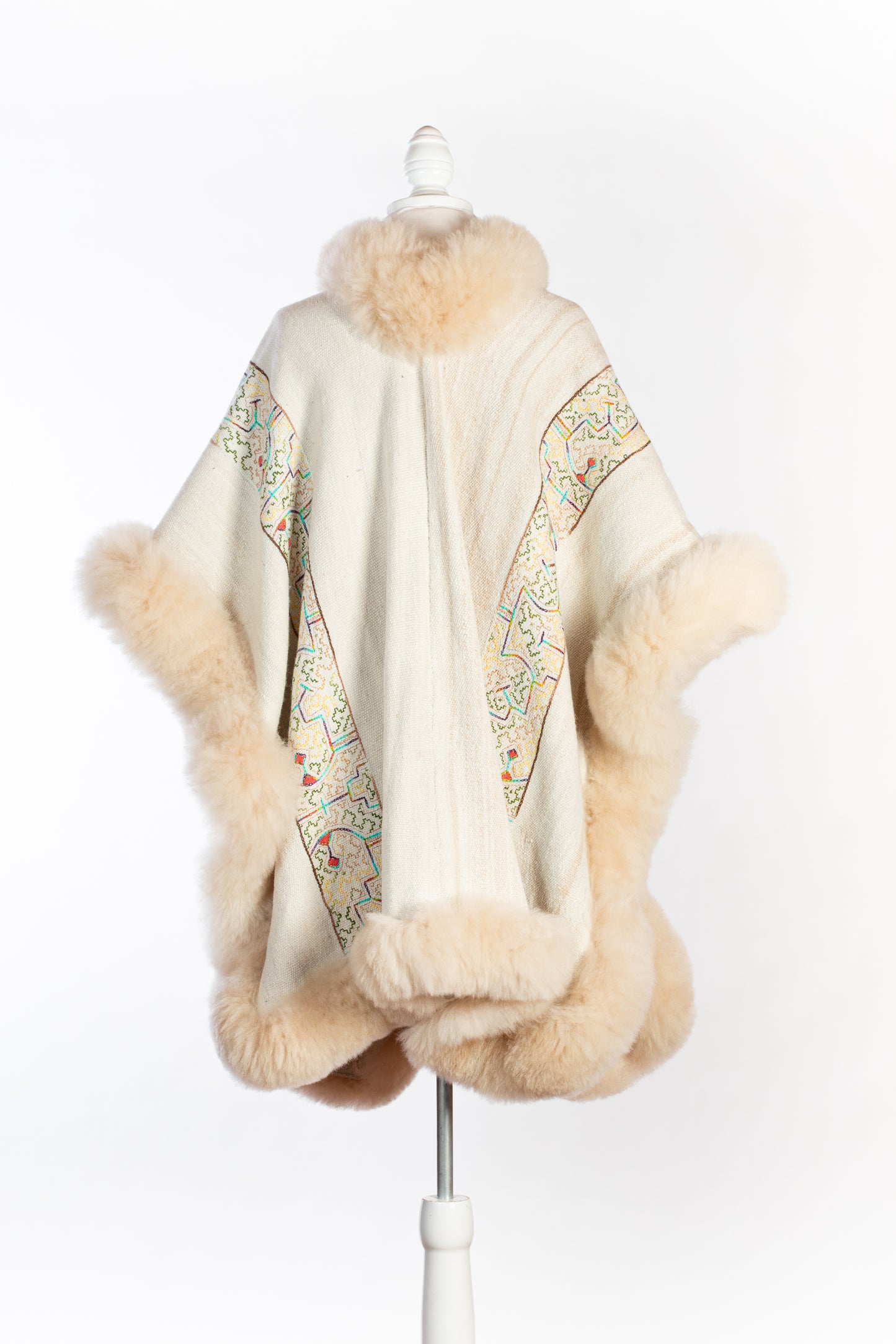 White Alpaca x Shipibo Cape | 765